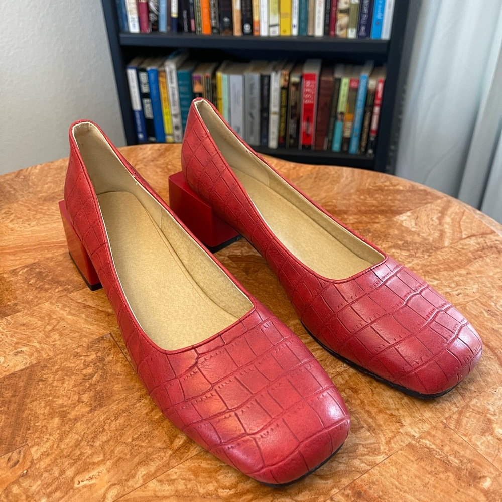 NWOT  BUTITI | Red Croc-Embossed Square-Toe Pump  ZL840